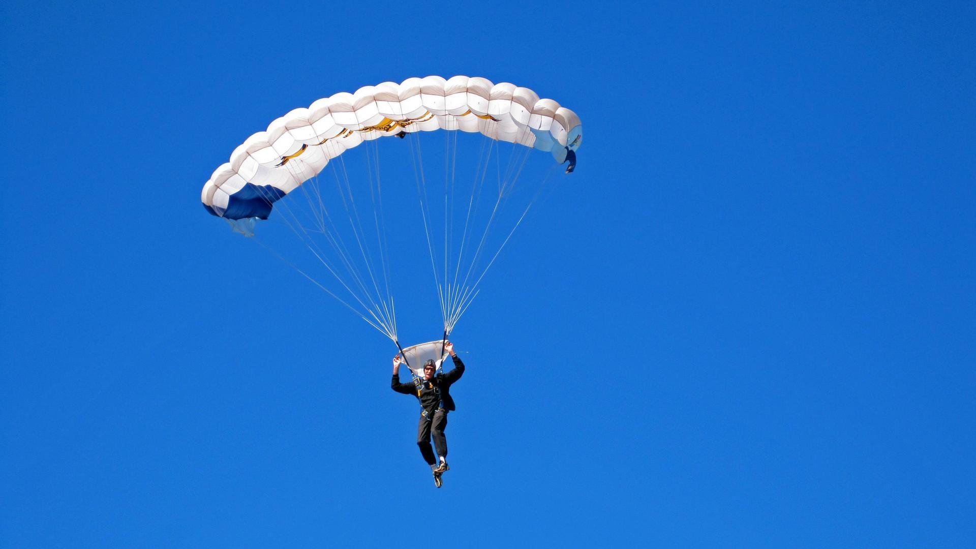 世界杯：日本球迷再次赛后清理看台 官方特意拍摄并在大屏致谢
